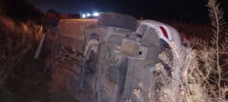 YOLDAN ÇIKAN OTOMOBİL DEVRİLDİ: 3 YARALI