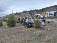 YOLDAN ÇIKAN OTOMOBİL TAKLA ATTI: 5 YARALI