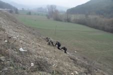 YOLDAN ÇIKAN OTOMOBİL TARLAYA UÇTU: 1 YARALI