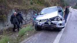 YOLDAN  ÇIKAN PİKAP DUVARA ÇARPTI: 4 YARALI