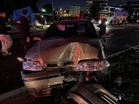 ALKOLLÜ SÜRÜCÜ ELEKTRİK DİREĞİNE ÇARPTI, ORTALIK SAVAŞ ALANINA DÖNDÜ