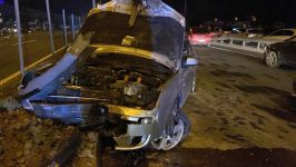 ALKOLLÜ SÜRÜCÜ ELEKTRİK DİREĞİNE ÇARPTI, ORTALIK SAVAŞ ALANINA DÖNDÜ