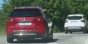 ARAÇTAN DEFALARCA ÇÖP ATARKEN GÖRÜNTÜLENDİ...
