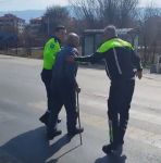 BOLU'DA 89 YAŞINDAKİ SÜRÜCÜ, KAZAYA DAVETİYE ÇIKARTTI... TRAFİK POLİSİ FACİAYI ÖNLEDİ