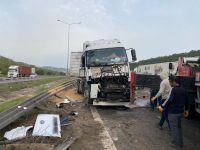 BOLU'DA FECİ KAZA... BUĞDAY YÜKLÜ TIR DEVRİLDİ...