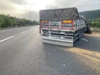 BOLU'DA FECİ KAZA... BUĞDAY YÜKLÜ TIR DEVRİLDİ...