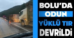 BOLU'DA ODUN YÜKLÜ TIR DEVRİLDİ