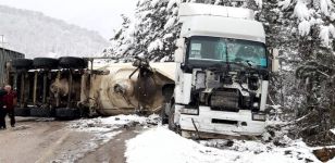 BOLU'DA SODA YÜKLÜ TIR, DEVRİLDİ...
