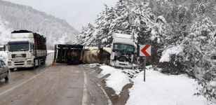 BOLU'DA SODA YÜKLÜ TIR, DEVRİLDİ...