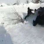 BU DA ZİNCİRLEME ŞAMBREL KAZASI... VİRAJI ALAMADILAR ÇUKURA UÇTULAR...