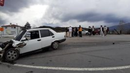 İKİ OTOMOBİL ÇARPIŞTI, ORTALIK KARIŞTI