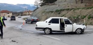 İKİ OTOMOBİL ÇARPIŞTI, ORTALIK KARIŞTI