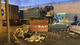 KAMYONUN ÜZERİNDEKİ YÜKLER ALT GEÇİDE TAKILDI