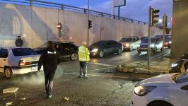 KAMYONUN ÜZERİNDEKİ YÜKLER ALT GEÇİDE TAKILDI
