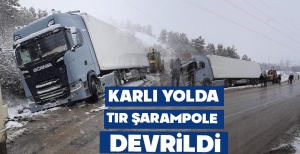 KARLI YOLDA, TIR ŞARAMPOLE DEVRİLDİ
