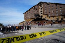 KARTALKAYA FACİASINDA HAYATINI KAYBEDENLER İÇİN KARANFİL BIRAKILDI...