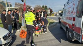 KIRMIZI IŞIK İHLALİ YAPAN MOTOSİKLETE ÇARPTI