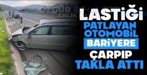 LASTİĞİ PATLAYAN OTOMOBİL BARİYERE ÇARPIP TAKLA ATTI