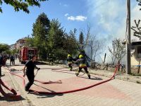 TEK KATLI EV ALEV ALEV YANDI...