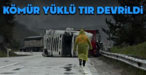 BOLU'DA KÖMÜR YÜKLÜ TIR DEVRİLDİ...