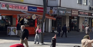 BOLU'DA ÖĞRENCİLER 200 METRELİK BAYRAK TAŞIDI