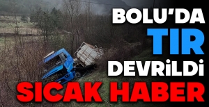 BOLU'DA TIR ŞARAMPOLE DEVRİLDİ, ELEKTİRİK DİREĞİ ZARAR GÖRDÜ